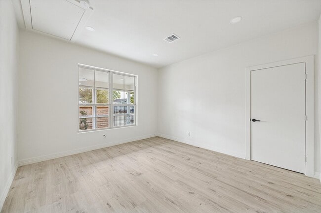 Building Photo - 437 N Everton St