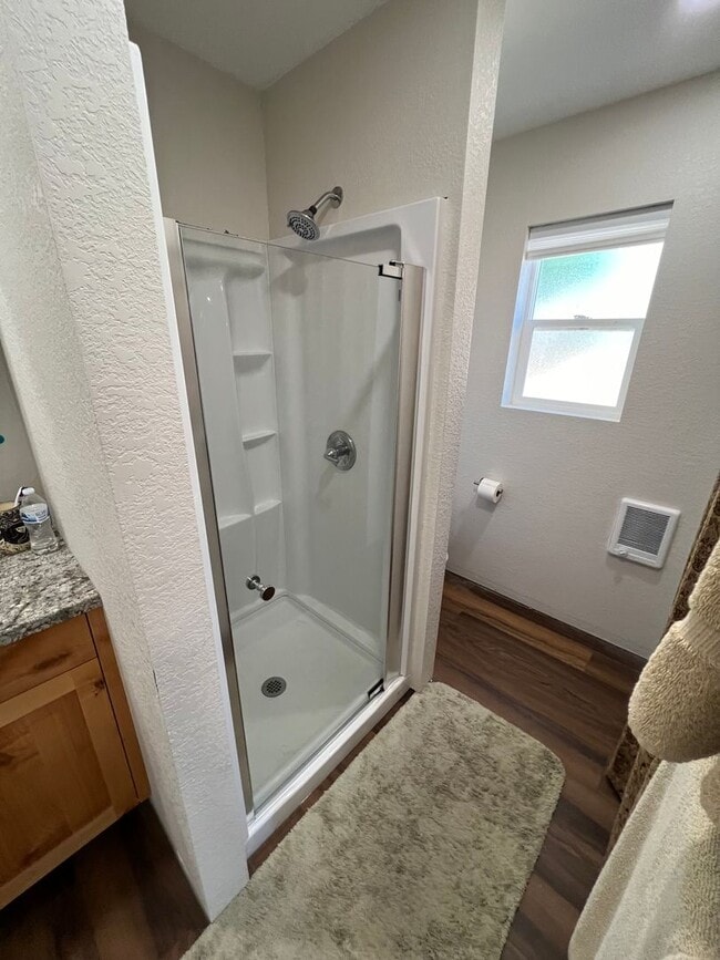 Building Photo - Newly Remodeled 1 Bedroom