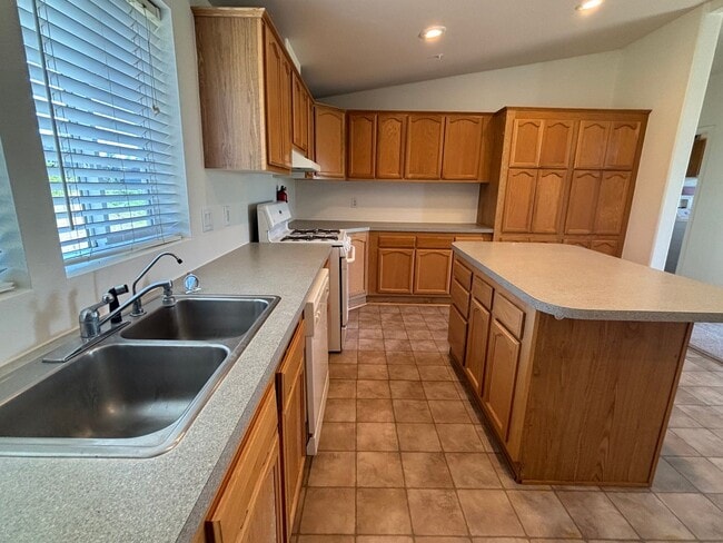 Building Photo - Charming Horse Property - 2 Bed/ 2 Bath with office- Home with Scenic Views and Pasture