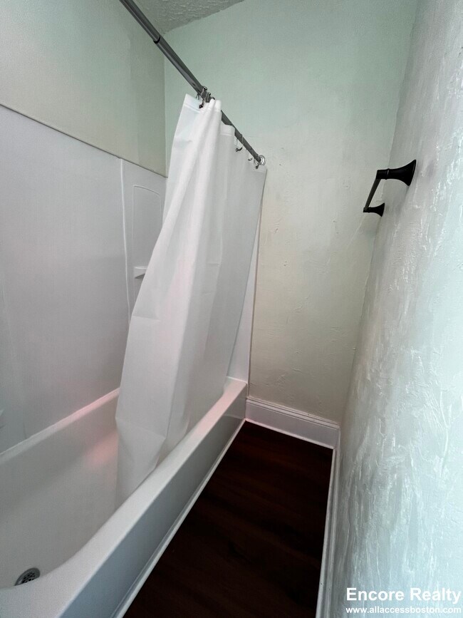 Building Photo - 100 River St