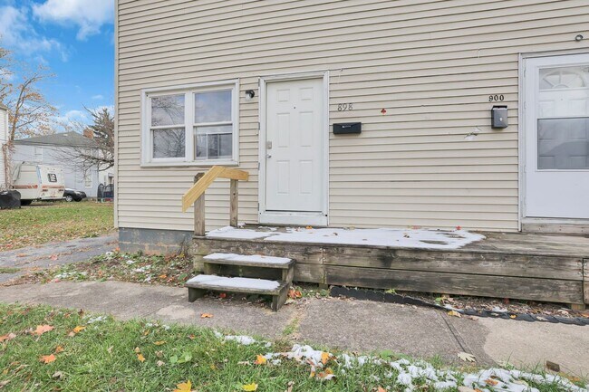 Building Photo - 898-900 Racine Ave