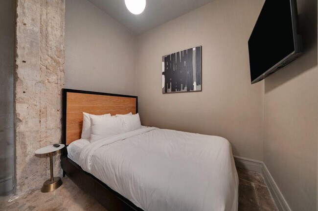 Building Photo - 505 E Travis St