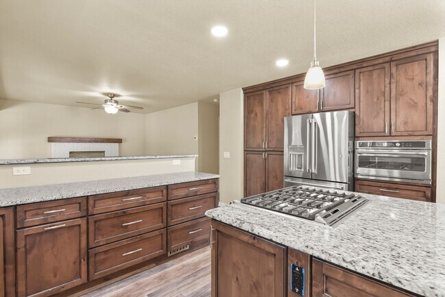 Building Photo - Stunning 5 Bedroom in School District 20