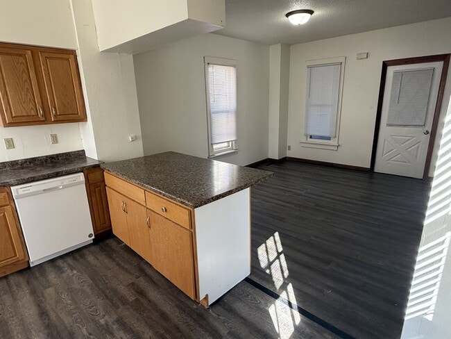 Building Photo - 4 bed 2 bath House