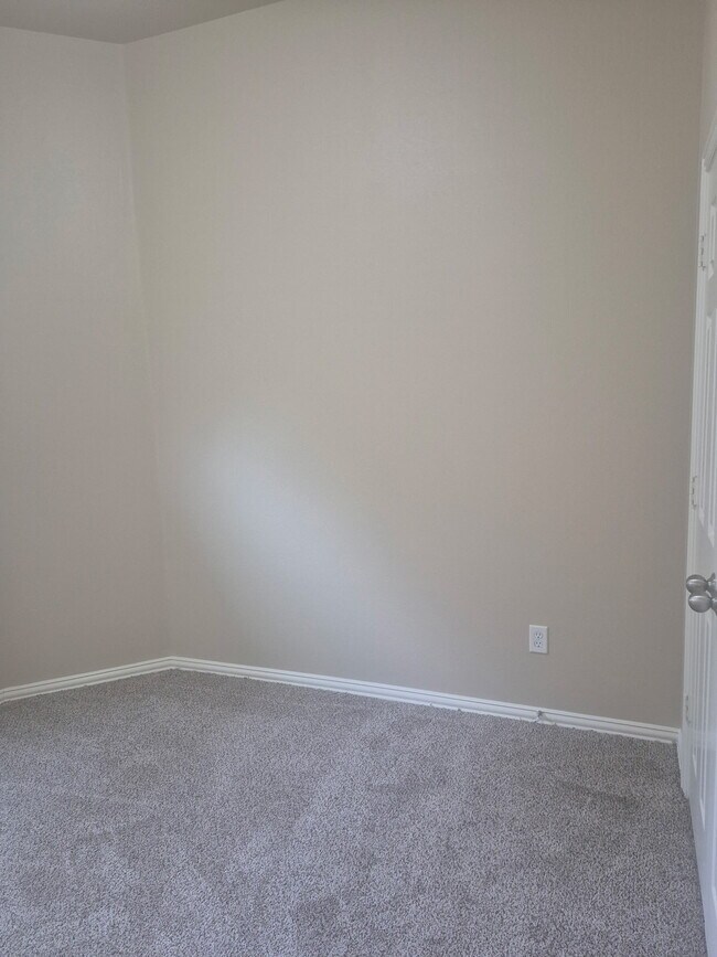 Building Photo - 709 Shady Meadow Ln