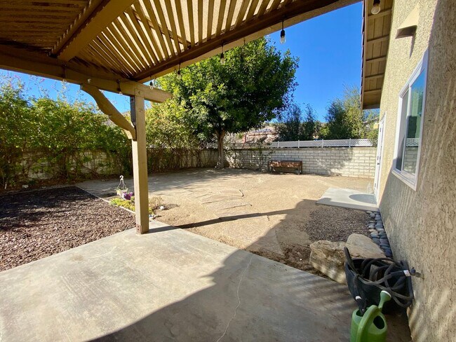 Building Photo - Gorgeous 3 bed 3 bath home in Thousand Oaks - First Time Rental!