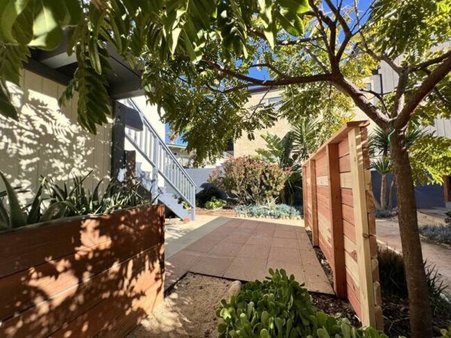 Building Photo - Life is Better at the Beach! 1+1 Upstairs Cottage