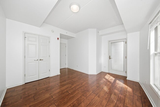 Building Photo - 125 Lakeview Dr
