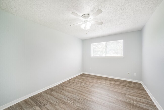 Building Photo - 9503 Dalmally St