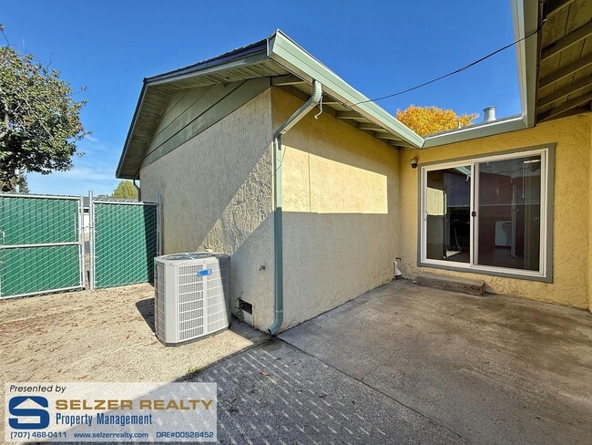 Building Photo - Newly updated & well-equipped 2 bd. duplex!