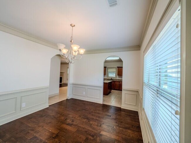 Building Photo - 512 Watercourse Way
