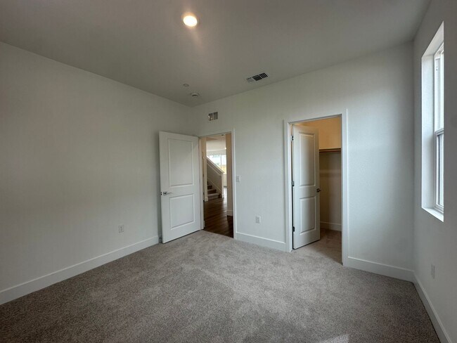 Building Photo - 2824 Wrangell St