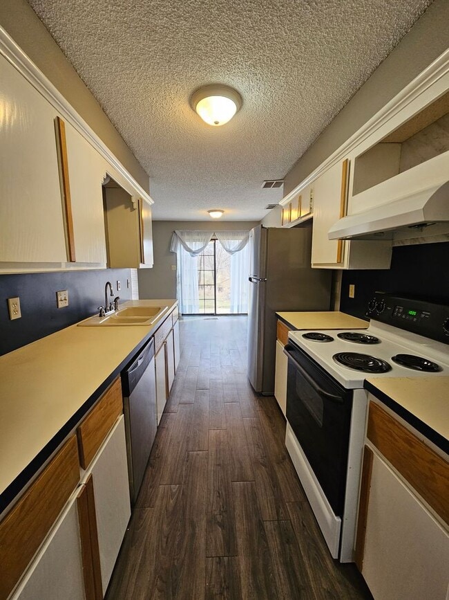 Building Photo - (2) Bed/(1.5) Bath Townhome Available NOW!