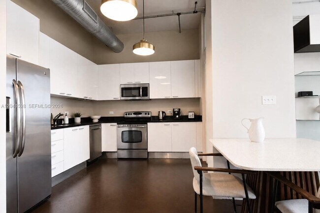 Building Photo - 2100 Van Buren St