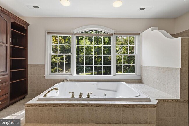 Building Photo - 45105 Mill Creek Way