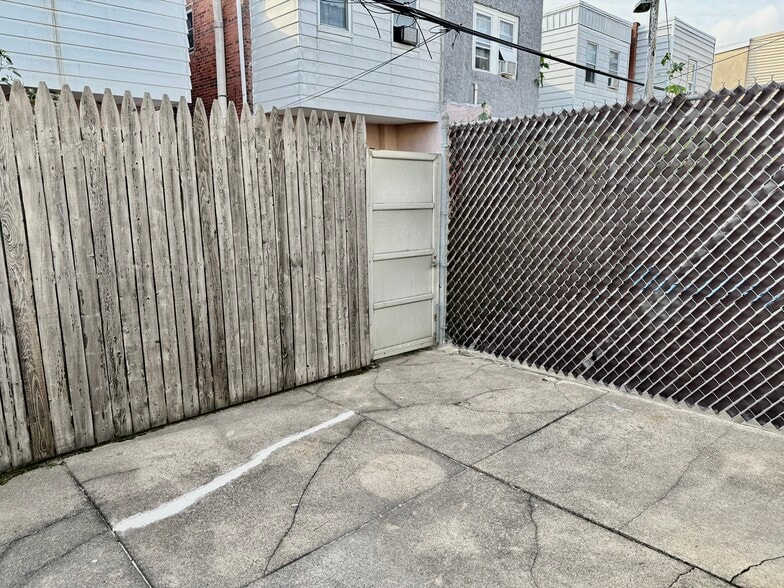 Building Photo - 2322 S Hutchinson St