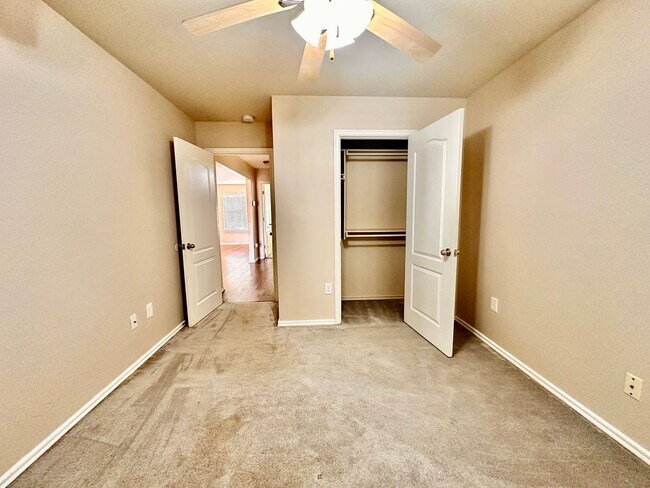 Building Photo - Newer 3 Bedroom off I-240