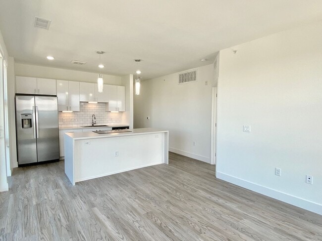 Building Photo - WOW!  Top Corner, 2 bed, 2 bath