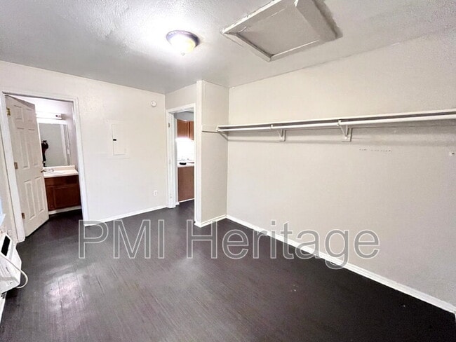 Building Photo - 809 E Huntsville Ave