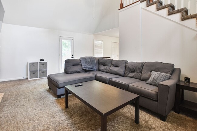 Building Photo - Pet Friendly Three Bedroom!