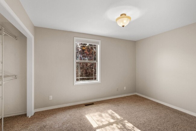 Building Photo - Spacious 3-Bedroom Home in Sought-After Valley West