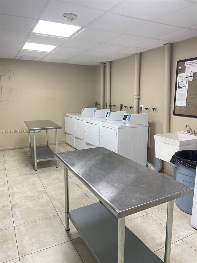 Building Photo - 900 NE 18th Ave