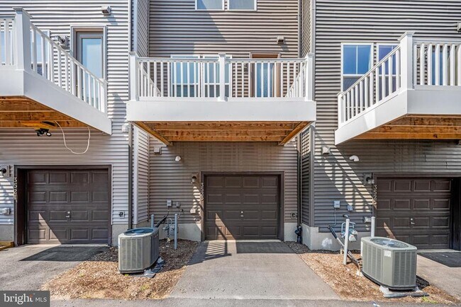 Building Photo - 3525 Carnaby St
