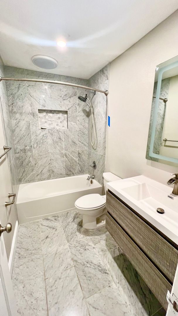 Building Photo - 621 Landings Pl