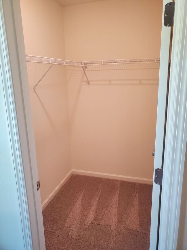 Building Photo - 3 BEDROOM 2.5 BATH TOWNHOME