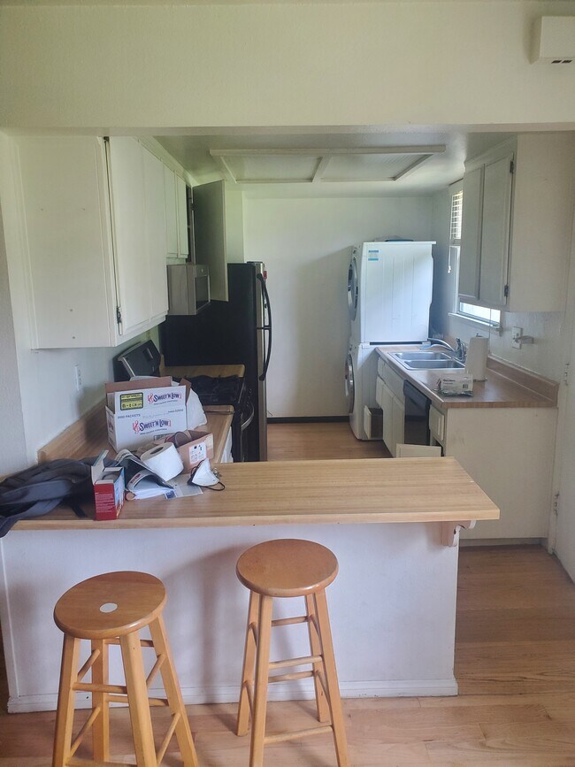 Kitchen and counter - 5834 Bowcroft St