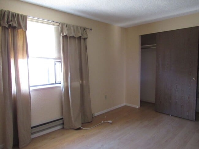 Building Photo - Centrally Located, 2 Bedroom Townhouse w/G...