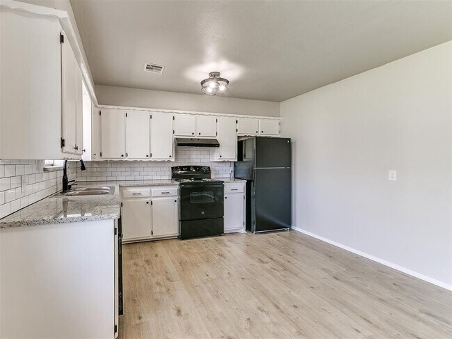 Building Photo - 502 N Oak St