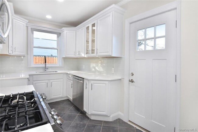 Building Photo - 19 Longmeadow Rd