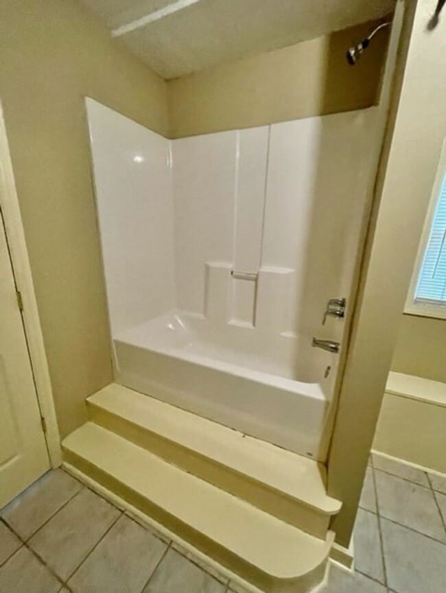 Building Photo - Adorable 2 Bedroom 1 Bath Apartment.Located in the Cotswold Area