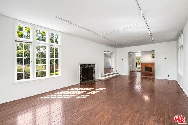 Building Photo - 2441 Glendower Ave