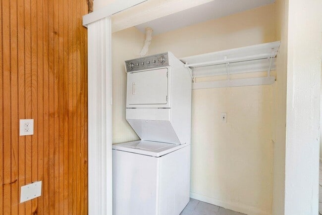 Building Photo - 3802 Melaleuca Ln