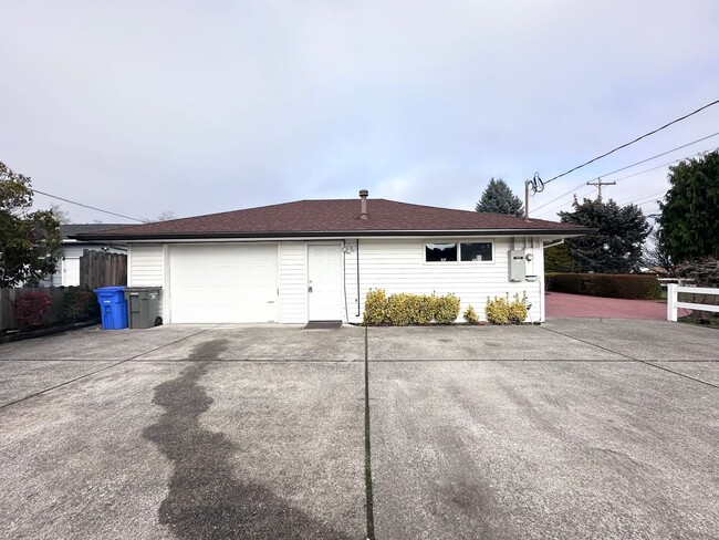 Building Photo - 3 Bedroom 2 Bath Single Family Home next t...