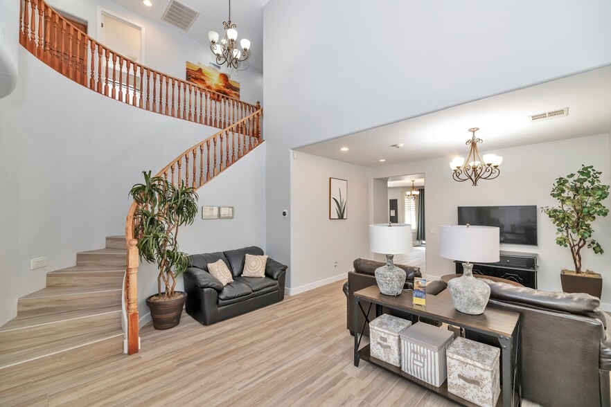 Primary Photo - 3305 E Windsor Dr