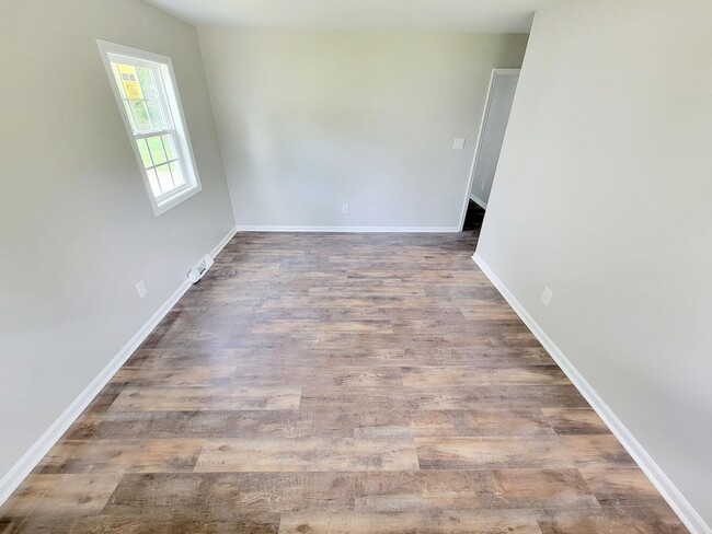 Building Photo - 3 Bed 1 Bath Newly Remodeled Home in Burli...