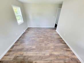 Building Photo - 3 Bed 1 Bath Newly Remodeled Home in Burli...