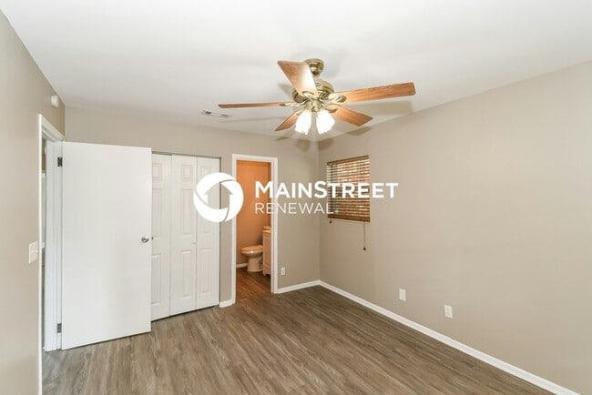 Building Photo - 4 Bedroom Pet-Friendly Home in Jacksonville, FL with Main Street Renewal