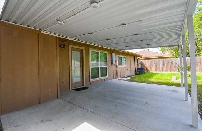 Building Photo - 8307 Stagewood Dr