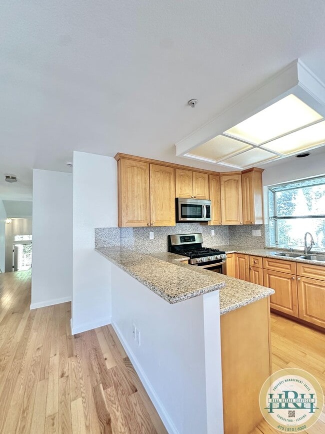 Building Photo - Charming 3BR|2.5BA Palo Alto Townhome – Pr...