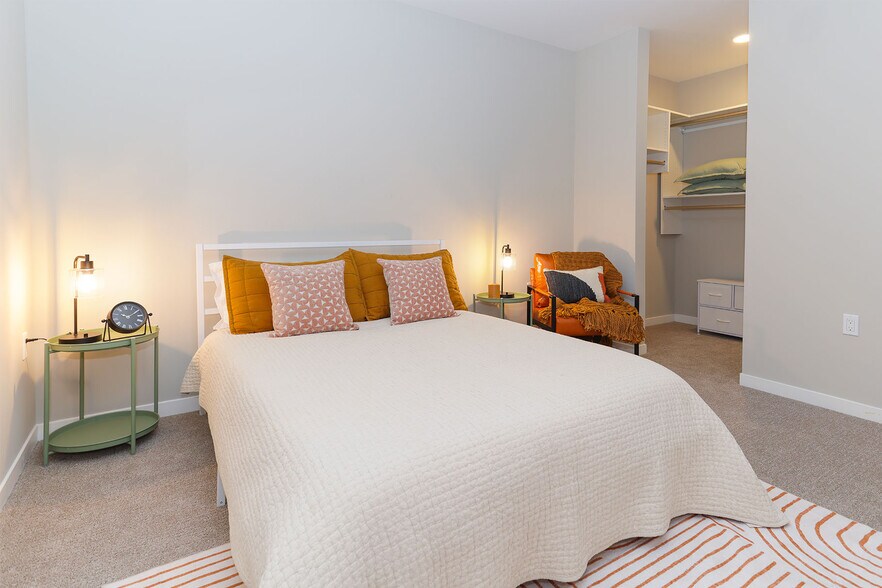 Building Photo - 2630 N Hackett Ave