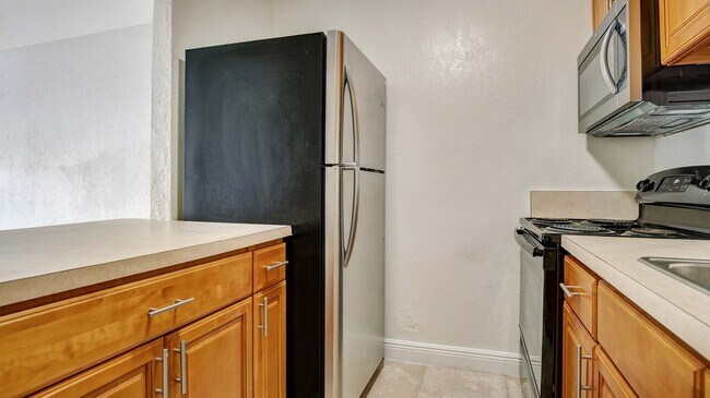 Building Photo - 1 Bed 1 Bath with Central Air Pet Friendly with Washer Dryer Hook Ups in Unit only $250 security ...