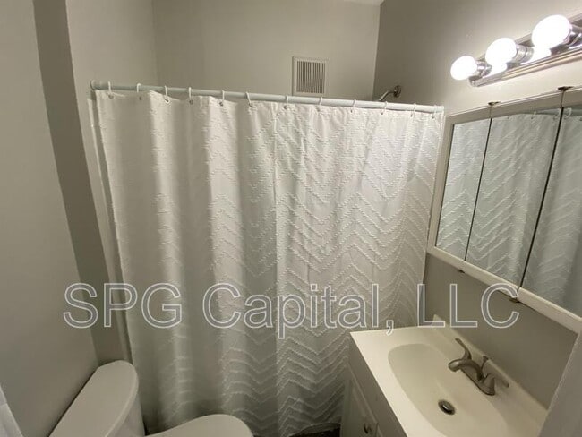 Building Photo - 116 Neater St