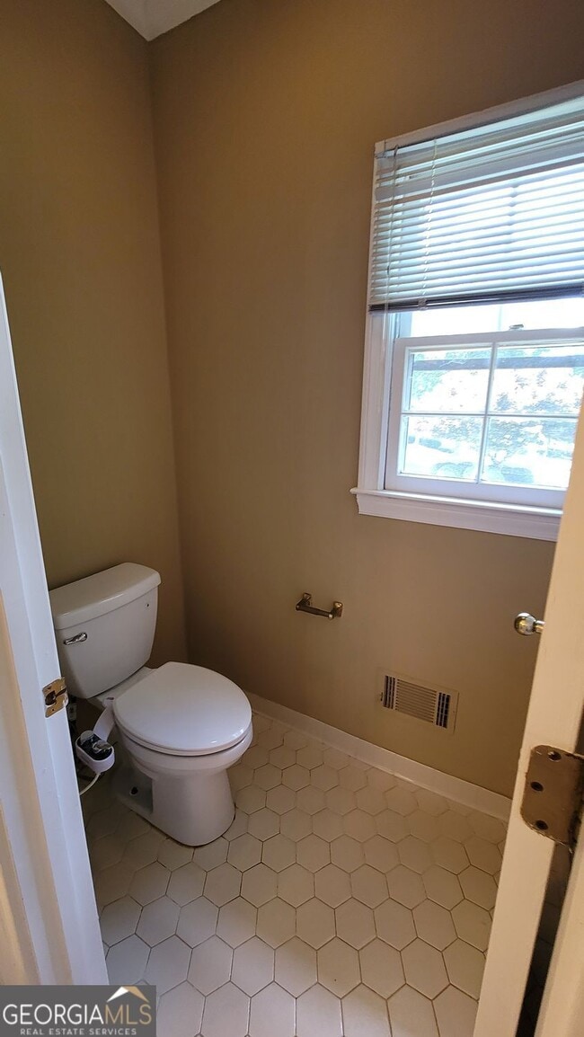Building Photo - 5005 Johns Creek Ct