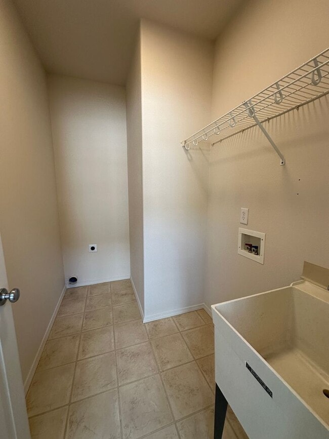 Building Photo - 3 bedroom 2.5 bath off Rd 100