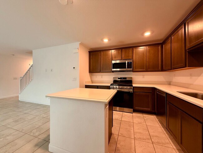 Building Photo - 3 BED 2.5 BATH 2 CAR GARAGE TOWNHOUSE w/ P...