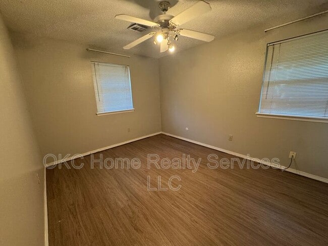 Building Photo - 9313 NE Stardust Ln